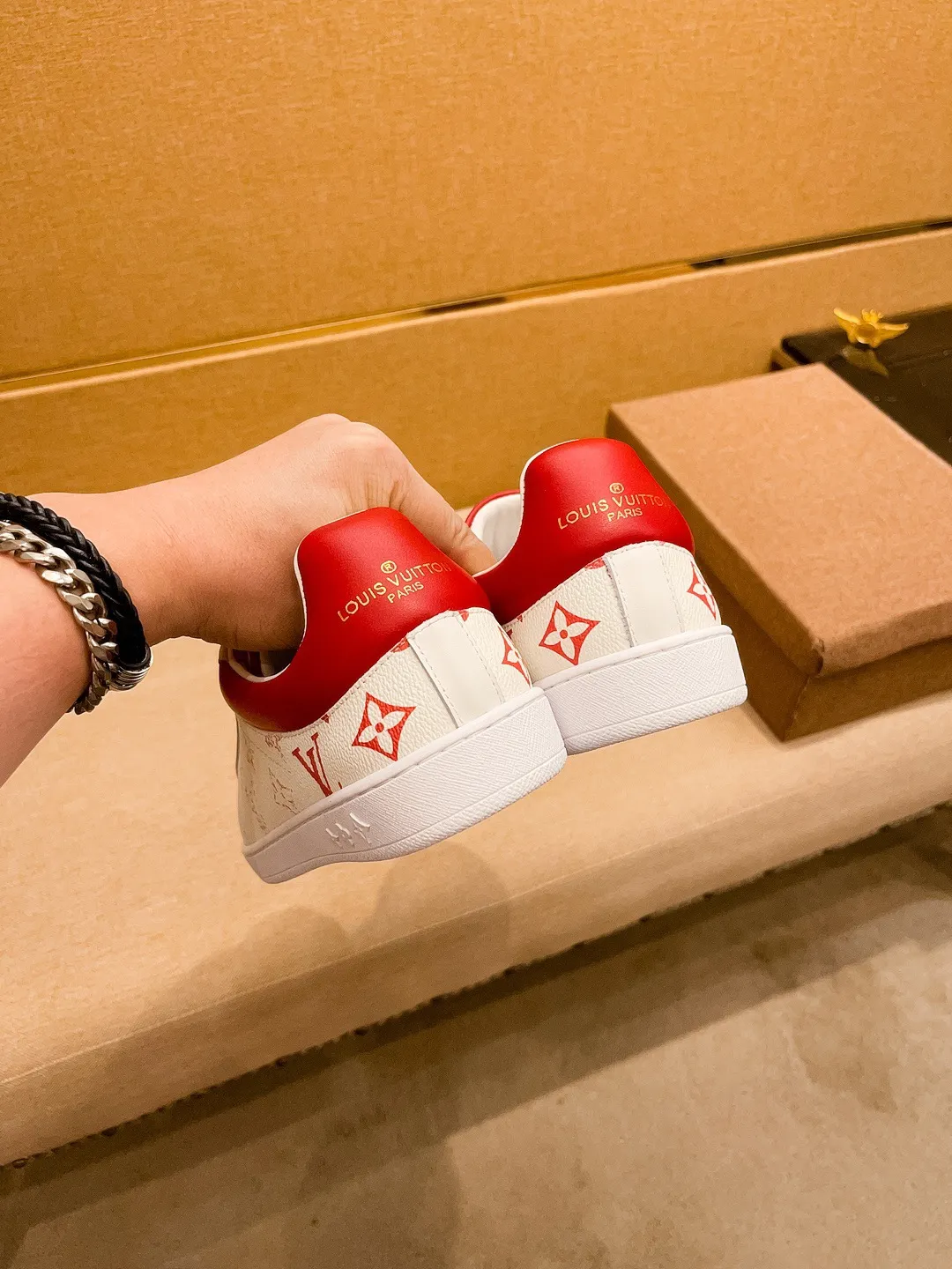 Men's shoes💰 380💰🔥[LV]🔥Louis Vuitton, high-end men's shoes brand, official website 1:1 latest masterpiece: the upper is made of Italian imported first-layer cowhide with a comfortable and breathable lining➕original non-slip and wear-resistant outsole🔥, making walking more convenient and comfortable! An exclusive new model, a stunning work, a beautiful 1:1 replica [color] compared to the official quality! Create a fashionable personality to set off your uniqueness! A must-have for trendy men! Classic🔥Size: 38-44 Color: 🔥Multiple colors available🔥